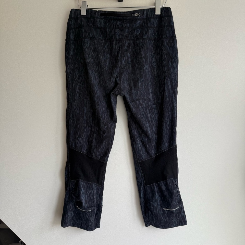 Athleta Reptile Relay Capri Leggings Size Medium - Picture 5 of 9